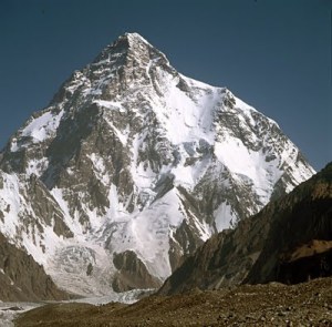 K2, perbatasan Pakistan dan China (28,251 ft.) 